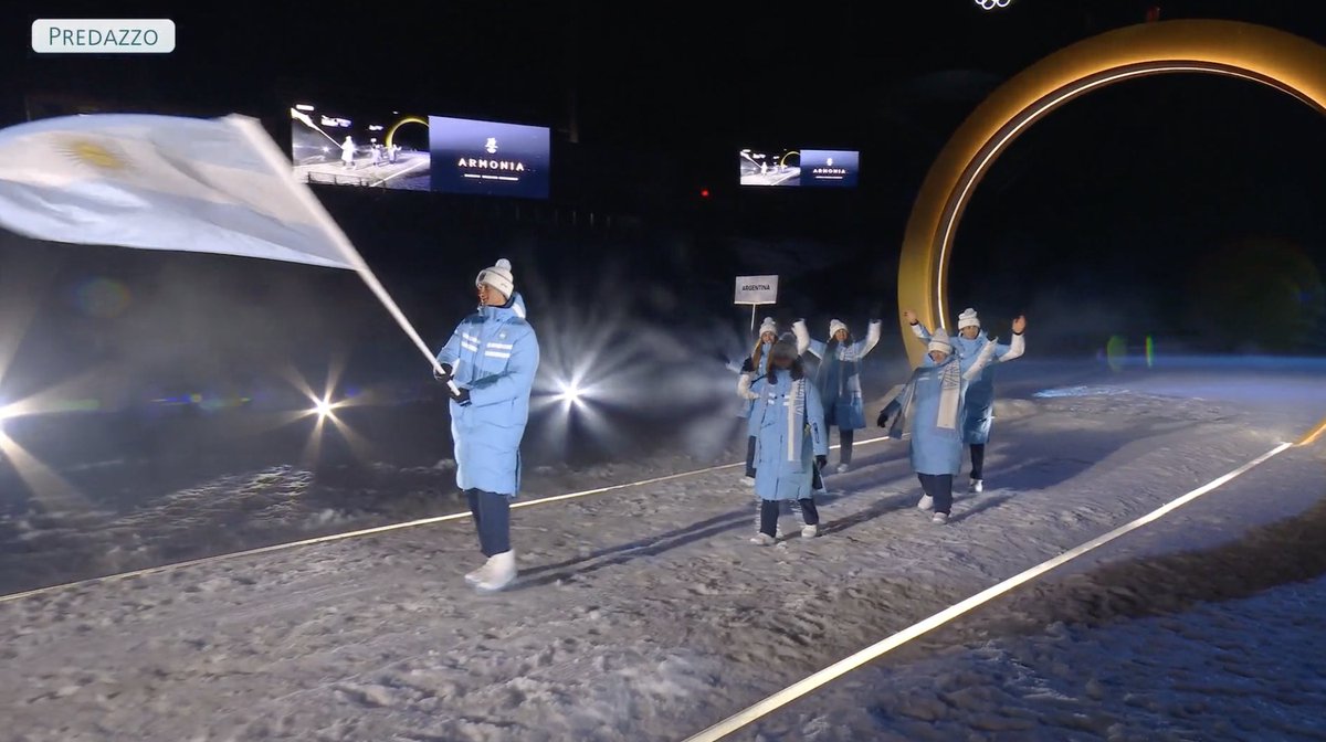 juegosolimpicos's tweet photo. ¡VAMOS ARGENTINA! 💙 🤍 💙

La Albiceleste dice presente con ocho deportistas en #MilanoCortina2026. Francesca Baruzzi y Franco dal Farra son los abanderados. ⛷️ 🏂 🇦🇷

#JuegosOlimpicos #CeremoniaDeApertura l @PrensaCOA https://t.co/AsQ1QNxCal