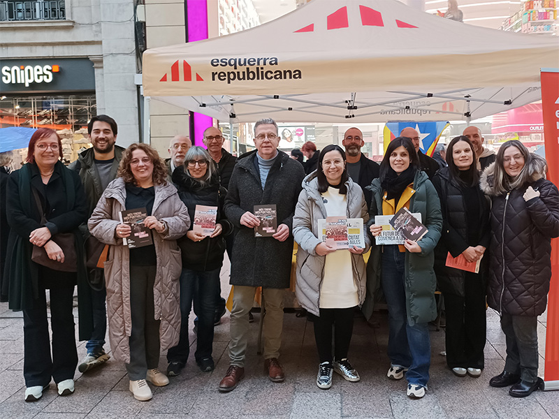 ERCfedLleida's tweet photo. 🔶 @Esquerra_ERC presenta a #Lleida una campanya de mobilització nacional per tal d'explicar a la ciutadania de Catalunya el nou model de💰 finançament i reivindicar uns trens dignes i la governança catalana de Rodalies 🛤️ i els trens regionals.
@InesGranollers
#SortimAlCarrer https://t.co/mw81N19mnC