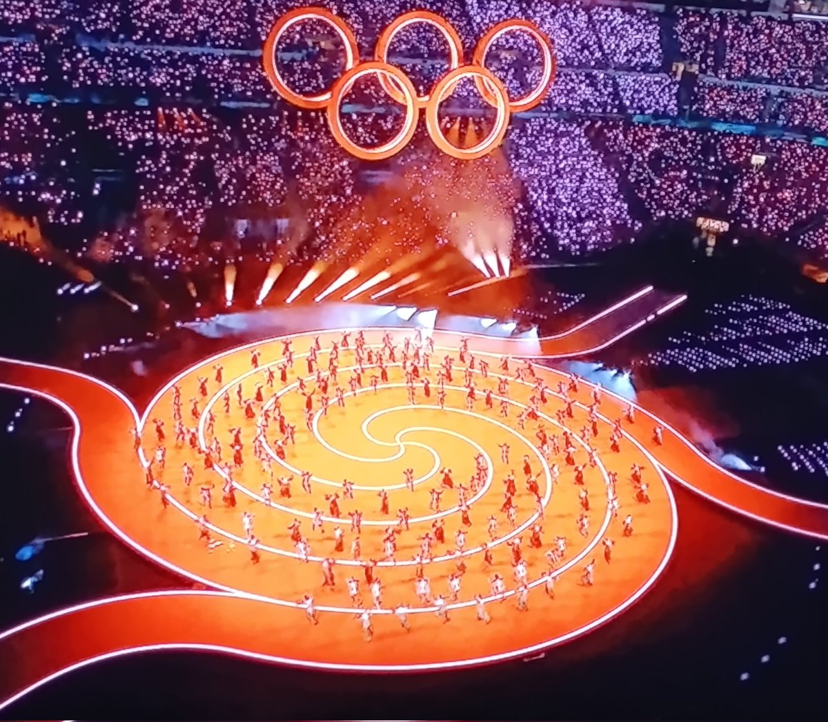 Juegos Olímpicos de Invierno. Espectacular inauguración en el estadio San Siro (Milán) como escenario principal. Los italianos han diseñado una increíble ceremonia con la exhibición de su cultura y la participación de sus mejores artistas. Laura Pausini cantó el himno nacional.