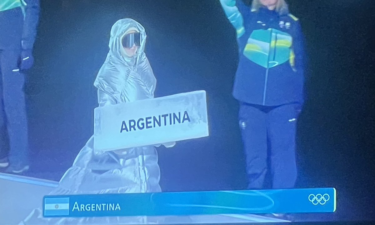 I porta bandiere vestiti come uno di noi quando il 31 dicembre ci si rompe la caldaia e l’idraulico non risponde neanche a Dio in persona!

#OlimpiadiInvernali2026