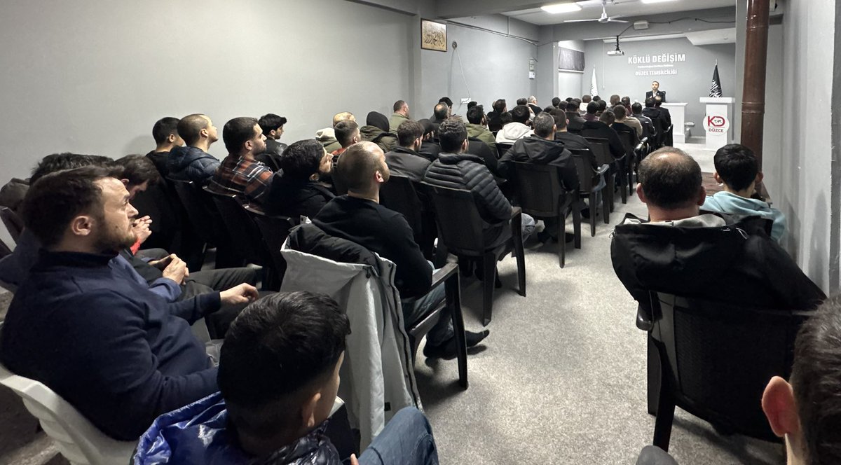 Köklü Değişim Düzce Temsilciliği olarak düzenlediğimiz
“Suriye’nin Dünü, Bugünü ve Geleceği” başlıklı panelimizi hamdolsun gerçekleştirdik.

Programımız Yalçın Güç hocamızın Kur’ân-ı Kerîm tilavetiyle başladı.
Konuşmacımız Muhammed Emin Yıldırım, Suriye meselesini tarihî arka