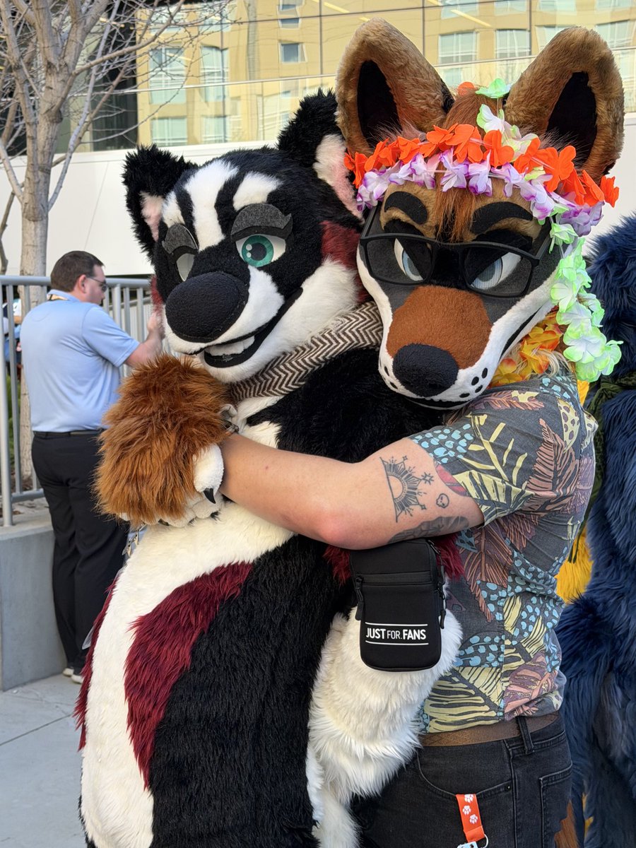 EditTheFox's tweet photo. I’m gonna touch @PilsenbyDesign 

#FursuitFriday #FC26 https://t.co/OIN48Aq0Db