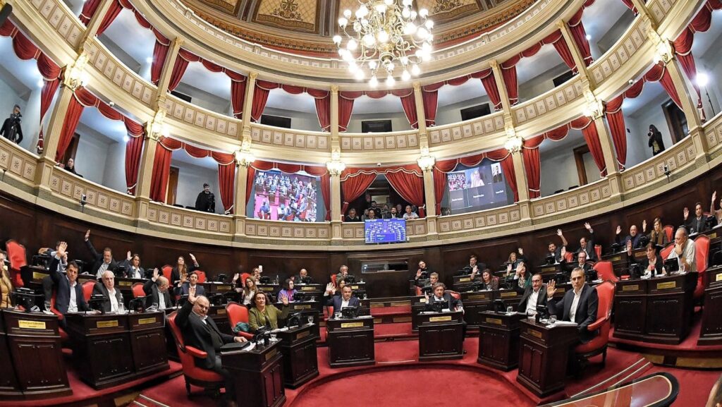 BAInforma's tweet photo. Otra denuncia de abuso sexual contra un empleado del Senado sacude a la Legislatura bonaerense

https://t.co/RDCNuzJCbN

@Senado_BA @magariovero https://t.co/nWvTCK7FcY