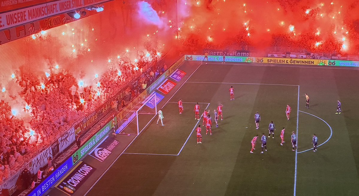 SebSB's tweet image. Pyro delay at the Alte Försterei.
