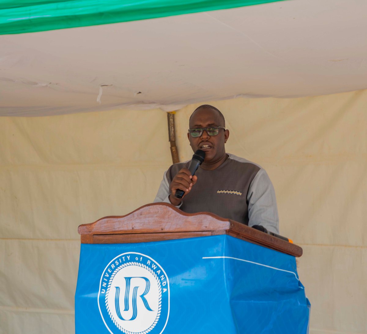 ursu_rwamagana's tweet image. A joyful day at @URRwamagana  Campus  #KwinjizaIntoreMuzindi marks the beginning of greatness for our @UCmhs 2nd Intake students. With our campus leaders and university officials, We were entertained by the #Intore through traditional dances. we warmly welcome you to UR family!