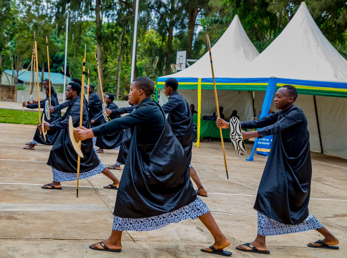ursu_rwamagana's tweet image. A joyful day at @URRwamagana  Campus  #KwinjizaIntoreMuzindi marks the beginning of greatness for our @UCmhs 2nd Intake students. With our campus leaders and university officials, We were entertained by the #Intore through traditional dances. we warmly welcome you to UR family!