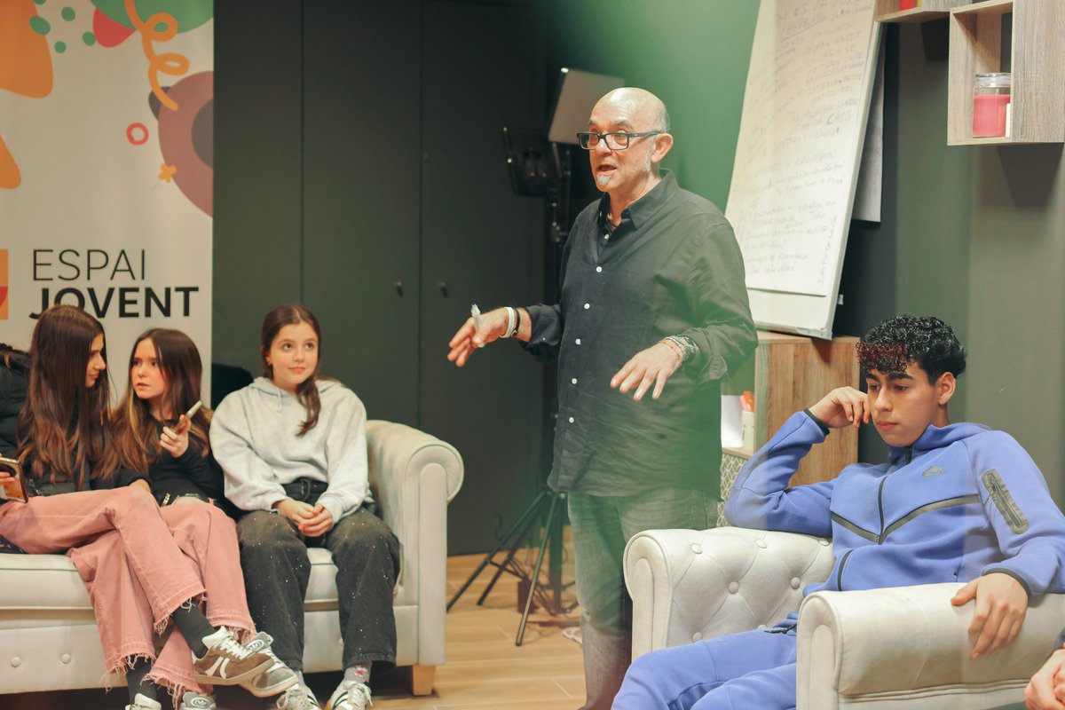 🔝 Una vintena de joves han participat al cercle de diàleg «Espai Jovent, la teva comunitat».

💬 Un espai per compartir emocions, parlar dels conflictes d’aquest estiu i enfortir relacions.

🤝 L’Espai Jovent, clau en l’acompanyament del dia a dia.

#EscaldesEngordany #Andorra