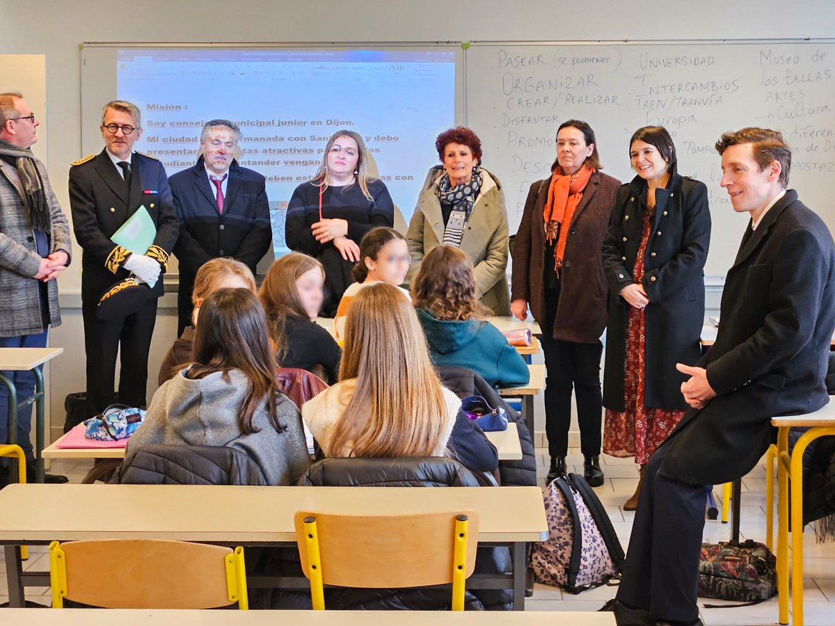 EdouardGeffray's tweet photo. Après l’incendie criminel qui a frappé l’établissement il y a près de deux mois, l’âme du collège Champollion vit toujours, au coeur du quartier des Grésilles à Dijon.

Comme je m’y étais engagé, je suis retourné sur place pour échanger avec les élèves, les professeurs et les personnels. Grâce à une mobilisation collective exemplaire - État, collectivités, équipes éducatives - les cours ont pu reprendre dès le 5 janvier, tandis que la réhabilitation du bâtiment sinistré va pouvoir débuter.

La résilience ici, c'est aussi se projeter. C’est tout le sens de la résidence d’auteur que nous avons installée aujourd’hui, en collaboration avec @LeCNL et Marjorie Fabre, romancière et dramaturge.

Élèves, professeurs, personnels : merci. Vous incarnez une École unie, qui tient debout face à la violence. Vous pouvez compter sur moi pour que vive l’âme de Champollion.