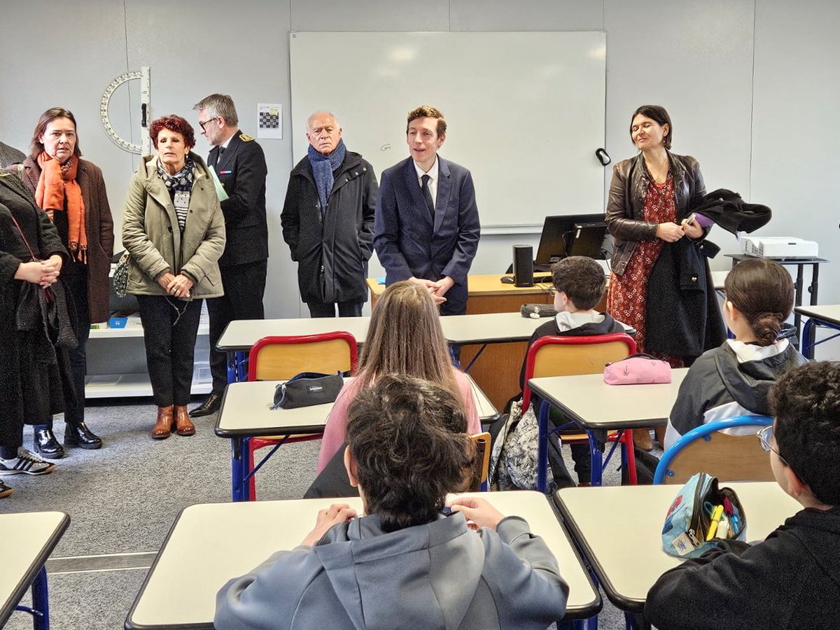 EdouardGeffray's tweet photo. Après l’incendie criminel qui a frappé l’établissement il y a près de deux mois, l’âme du collège Champollion vit toujours, au coeur du quartier des Grésilles à Dijon.

Comme je m’y étais engagé, je suis retourné sur place pour échanger avec les élèves, les professeurs et les personnels. Grâce à une mobilisation collective exemplaire - État, collectivités, équipes éducatives - les cours ont pu reprendre dès le 5 janvier, tandis que la réhabilitation du bâtiment sinistré va pouvoir débuter.

La résilience ici, c'est aussi se projeter. C’est tout le sens de la résidence d’auteur que nous avons installée aujourd’hui, en collaboration avec @LeCNL et Marjorie Fabre, romancière et dramaturge.

Élèves, professeurs, personnels : merci. Vous incarnez une École unie, qui tient debout face à la violence. Vous pouvez compter sur moi pour que vive l’âme de Champollion.