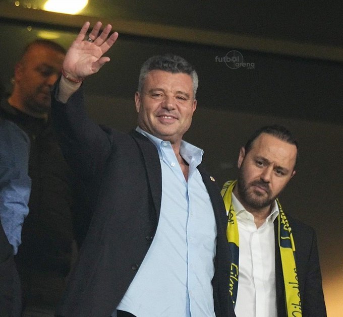 Başkanım bu güne kadar yaptıklarına lafımız yok eyvallah ama yanındaki yöneticilerin beceriksizliği sanada yazar bu takima bu kadar transfere ragmen 2 santraforu gönderip şampiyonluk yolunda santraforsuz devam etmek çok mantıksız değilmi.
<a href="/Fenerbahce/">Fenerbahçe SK</a>