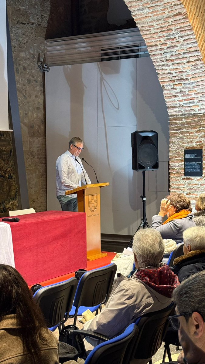 Hoy ha comenzado el ciclo ‘Calechos d’hibiernu’ con la lengua y la literatura leonesa como eje temático, una iniciativa organizada por <a href="/faceira_/">Faceira</a> con el apoyo de <a href="/AytoLeonCultura/">Ayuntamiento de León - Cultura</a>.  

Las jornadas continuarán todos los jueves del mes de febrero en el Palacio de los Condes de Luna.