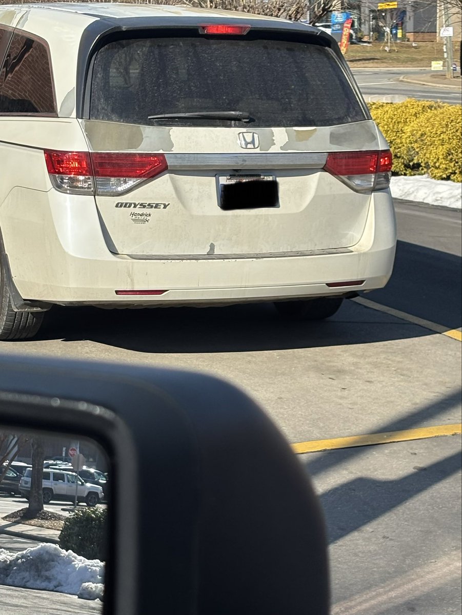 Ollie0601's tweet photo. @VancityReynolds @RealHughJackman just saw this in front of me grabbing breakfast…. Is this a sign I’m about to have an amazing day? #honda #odyssey #deadpool #Wolverine https://t.co/682f9RDgd3