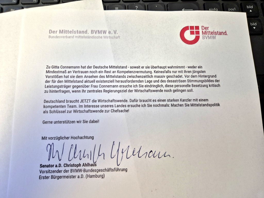Der als link-grün bekannte Vorsitzende des Bundesverbandes der mittelständischen Wirtschaft, C. Ahlhaus fällt ein Urteil über die Mittelstandsbeauftragte: "Zu Gitta Connemann hat der Deutsche Mittelstand weder ein Mindestmaß an Vertrauen noch einen Rest an Kompetenzvermutung "