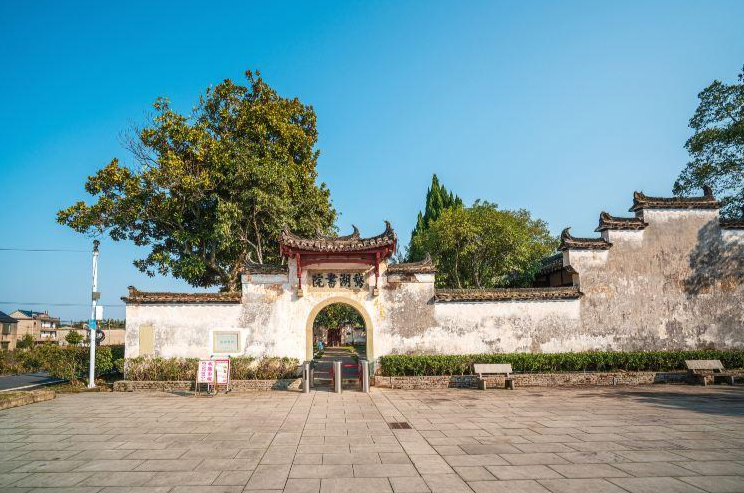 JiangLv4's tweet photo. Xu Xiake’s first journey through Jiangxi began in 1616. He documented Danxia landforms, mountain waterways, and the bustling tea and paper trade along the Xin River, offering an early portrait of Jiangxi’s landscape and commerce. https://t.co/TAKATqXvmn