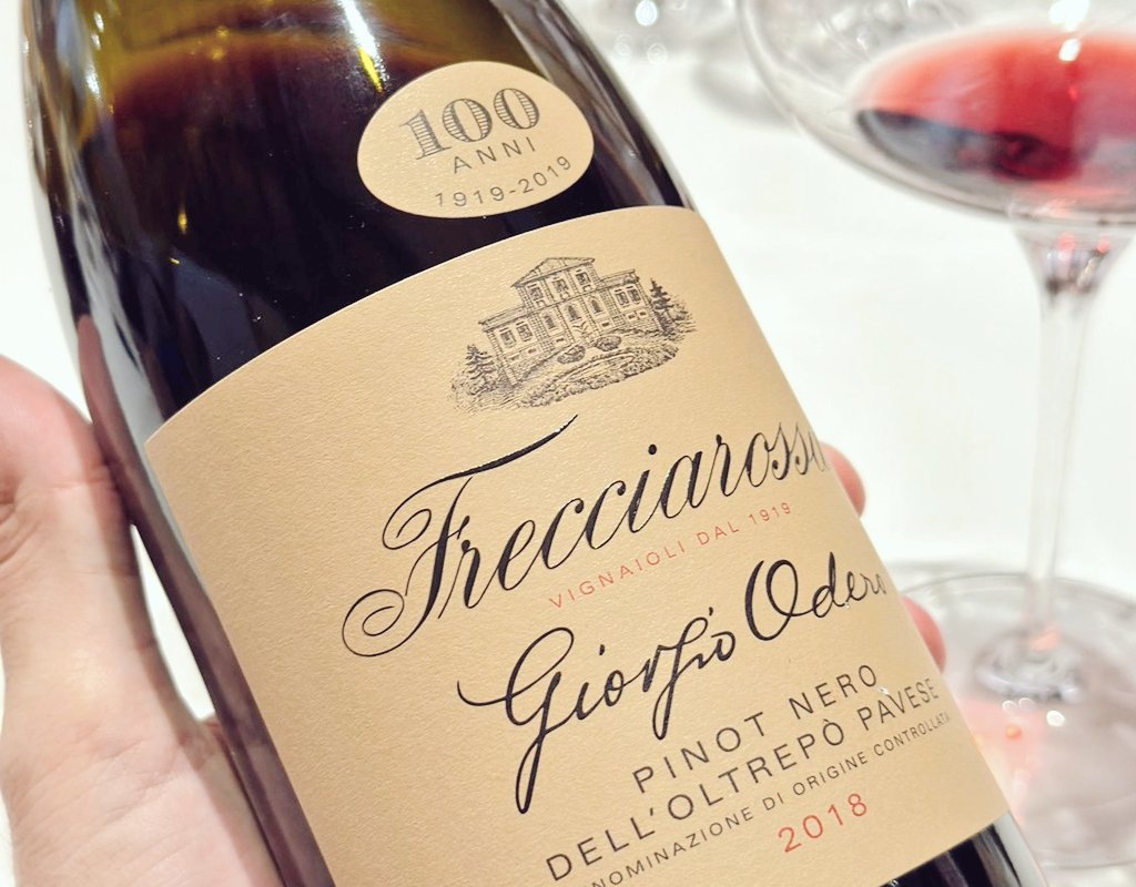 My date tonight. One of the sexiest Pinot Noir ever. #แก่แล้วก็ชิลๆอยู่บ้านละกัน