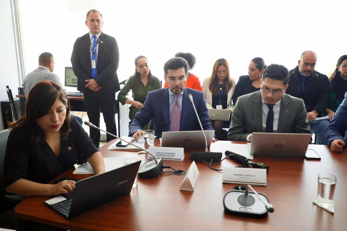 FiscaliaEcuador's tweet photo. #AHORA | El fiscal general del Estado (e), Leonardo Alarcón, comparece ante la Comisión de @SeguridadAN de la @AsambleaEcuador para sustentar el informe de labores de la #GestiónFGE2025, presentado en enero ante el Pleno de la Legislatura. https://t.co/IuBx5zbDGE