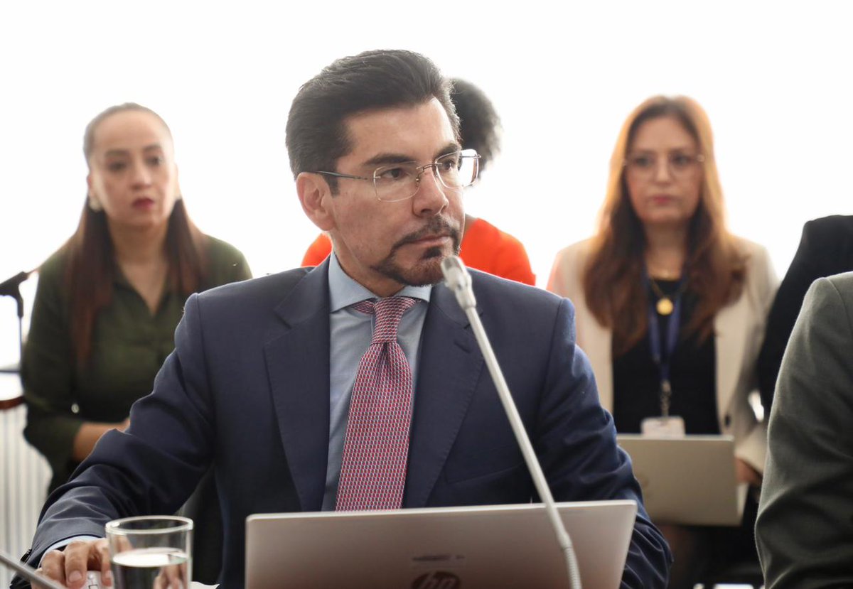 FiscaliaEcuador's tweet photo. #AHORA | El fiscal general del Estado (e), Leonardo Alarcón, comparece ante la Comisión de @SeguridadAN de la @AsambleaEcuador para sustentar el informe de labores de la #GestiónFGE2025, presentado en enero ante el Pleno de la Legislatura. https://t.co/IuBx5zbDGE
