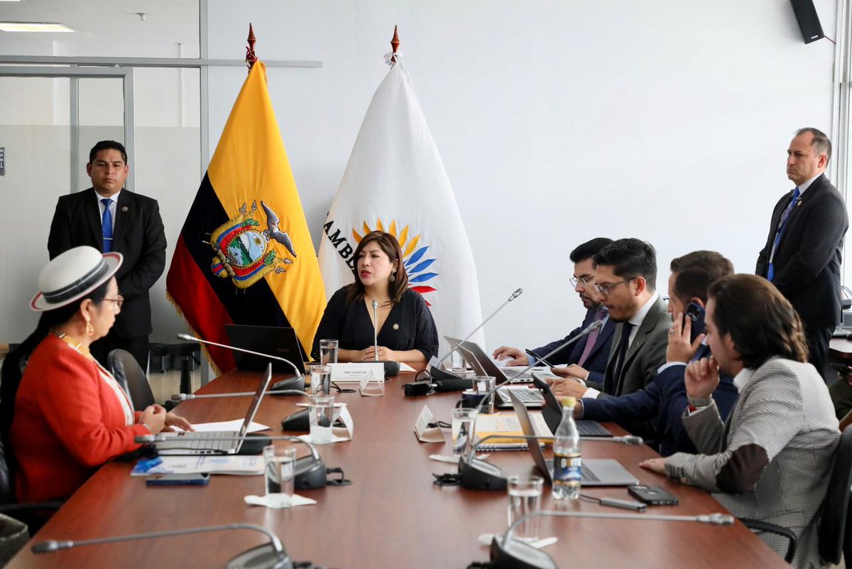 FiscaliaEcuador's tweet photo. #AHORA | El fiscal general del Estado (e), Leonardo Alarcón, comparece ante la Comisión de @SeguridadAN de la @AsambleaEcuador para sustentar el informe de labores de la #GestiónFGE2025, presentado en enero ante el Pleno de la Legislatura. https://t.co/IuBx5zbDGE