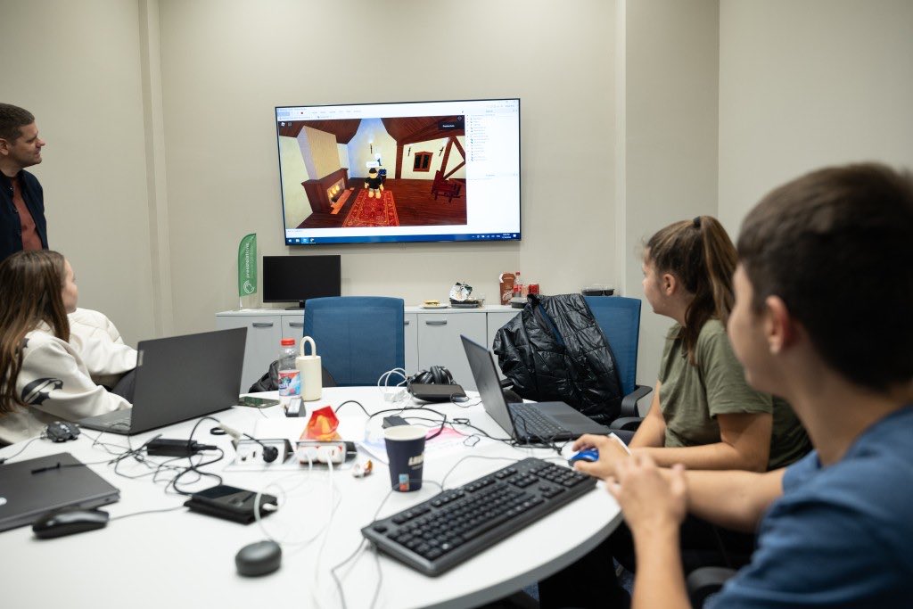 DINTFoundation's tweet photo. 📚💻 Дигиталната трансформация не е софтуер.
Тя е умения, знания и хора.
ДИНТ подкрепя изграждането на дигитален капацитет като ключов фактор за устойчиви иновации.
👉 https://t.co/KylhjC0zlf
#DINT #DigitalSkills #DigitalTransformation #Innovation https://t.co/eszM2mRq0Y