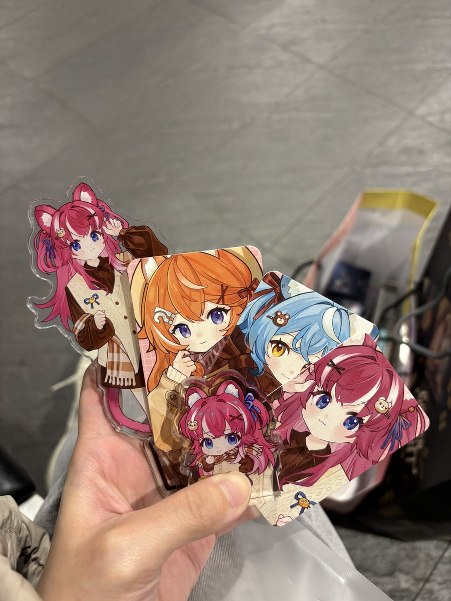 過去的時候
老師：今天的都賣完了ㄛ

哇嗚🥺🥺我只來今天
後面老師：還是你不介意的話上面的展品你可以帶走
！！！！！！謝謝太感謝了！！！！！
成功拿下阿基✌️ 愛老師！！！😍