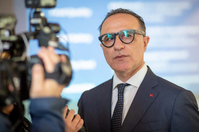 tarantoforum's tweet photo. Ladisa: “Il progetto non cambia, andiamo avanti”

Commenta sul forum 👉 https://t.co/GFcTfU2TSo https://t.co/XFRDmrA3ci