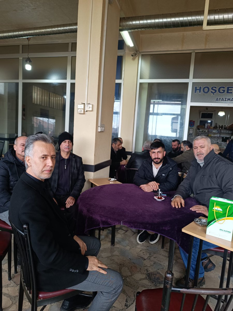 Çınardere Mahallesi’nde mahalle muhtarımız, esnafımız ve kıymetli hemşehrilerimizle bir araya geldik. Sorunları dinledik. Vatandaşlarımızın yıllardır beklediği imar ve tapu probleminin, halkımızın lehine olacak şekilde ivedilikle çözülmesi gerektiğini bir kez daha vurguluyoruz!