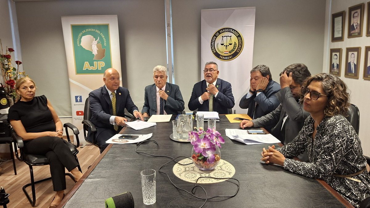 🔹️Los representantes de distintos gremios de magistrados informaron que presentarán una propuesta al Senado sobre la reforma de la Caja Fiscal. Además, el lunes hablarán con varios senadores y al mediodía se manifestarán frente al Palacio de Justicia.