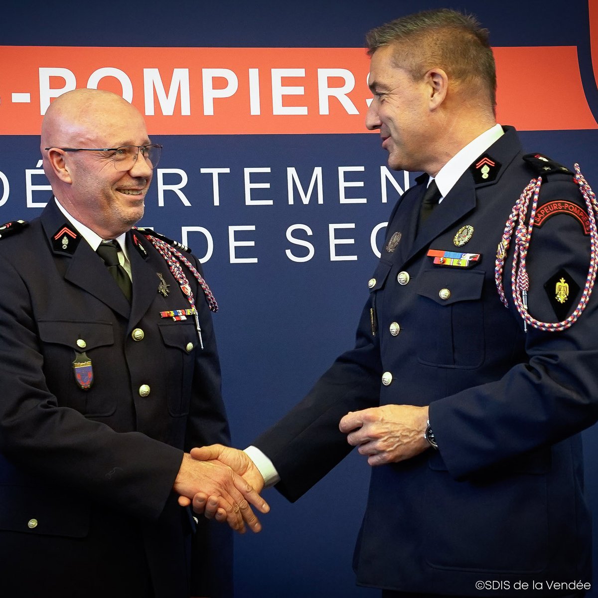 SDIS85's tweet photo. 📆Jeudi 29 janvier 2026, Christophe ARNOU s’est vu remettre officiellement son nouveau grade de #commandant de sapeurs-pompiers volontaires à l’issue du premier CASDIS 2026 du @SDIS85
👏Le @SDIS85 félicite le Commandant Christophe ARNOU pour son engagement. https://t.co/JGvXQnE9We