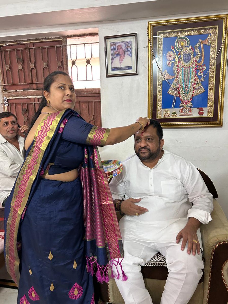 Kiritbhai_Patel's tweet photo. 📍રાણપુર(ભેસાણ)
આજરોજ ભાજપ કાર્યકર્તા રજનીકાંત ભુવા ના પરિવાર સાથે તેમના નિવાસ સ્થાને શુભેચ્છા મુલાકાત કરેલ. અખંડ મનોરથના પાવન પ્રસંગે ઉપસ્થિત રહી શકેલ ના હોય પરંતુ આ ધાર્મિક કાર્યક્રમ ના અભિનંદન અને શુભેચ્છા પાઠવેલ. https://t.co/tWyKQ1sqFj