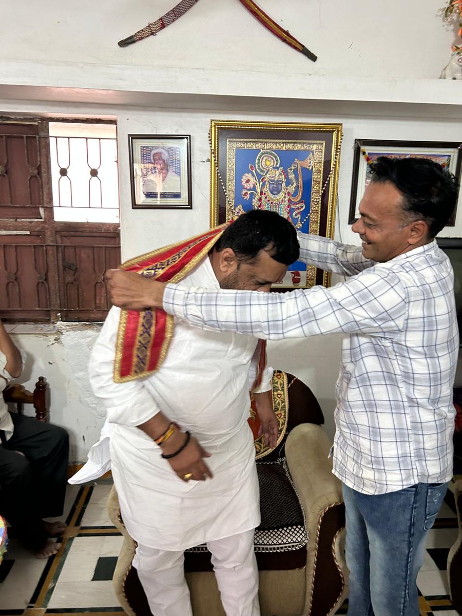 📍રાણપુર(ભેસાણ)
આજરોજ ભાજપ કાર્યકર્તા રજનીકાંત ભુવા ના પરિવાર સાથે તેમના નિવાસ સ્થાને શુભેચ્છા મુલાકાત કરેલ. અખંડ મનોરથના પાવન પ્રસંગે ઉપસ્થિત રહી શકેલ ના હોય પરંતુ આ ધાર્મિક કાર્યક્રમ ના અભિનંદન અને શુભેચ્છા પાઠવેલ.