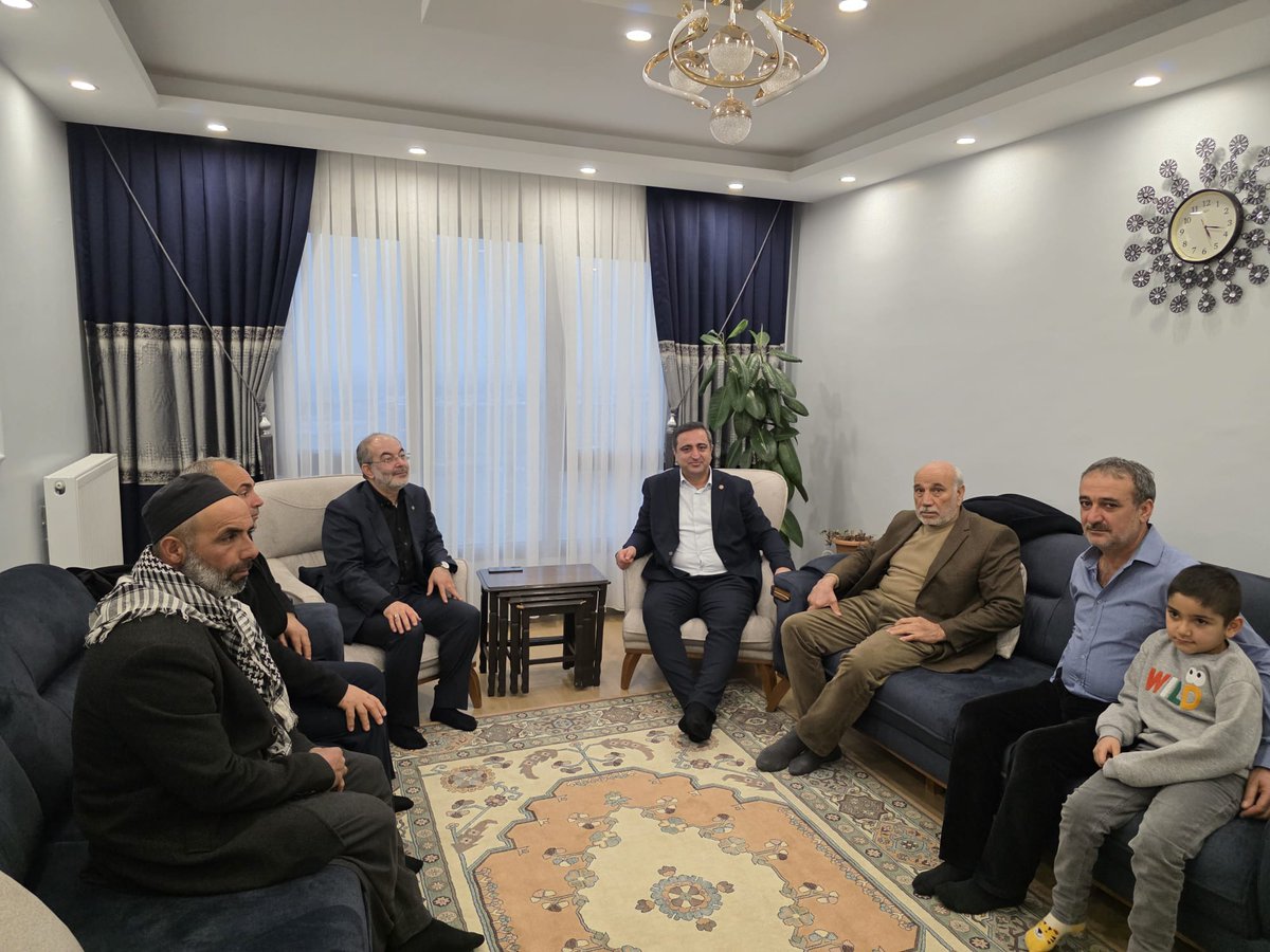 HudaParTBMM's tweet image. Batman Milletvekilimiz Serkan Ramanlı, Adıyaman İndere deprem konutlarında evleri teslim edilen Gülmez ailesine 'hayırlı olsun' ziyaretinde bulundu.