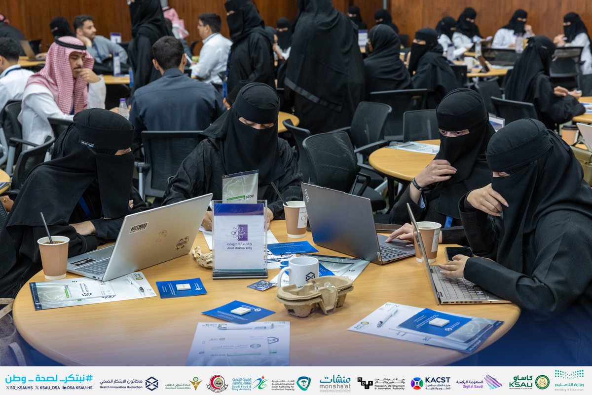 SO_KSAUHS's tweet photo. @KSAU_DSA @Dr_b_almuqbil بدء التحدي الفعلي. الفرق تباشر مهامها في بيئة تقنية متكاملة، في سباق مع الزمن لابتكار حلول صحية ذكية.
#نبتكر_لصحة_وطن https://t.co/UHwXxsUUmg