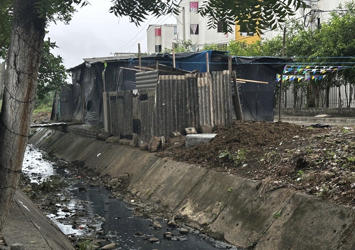 HBDI26's tweet photo. habitantes de la urbanización la gloria 1 y Araujos nuevos, denuncian venta de drogas y prostitución de menores de edad en este cambuche ubicado en la parte de atrás de los edificios, así mimo manifiestan ver desechos fecales tirados al canal. @monterialcaldia @kerguelenhugo 🚨🚨 https://t.co/7JxXB8BJXA