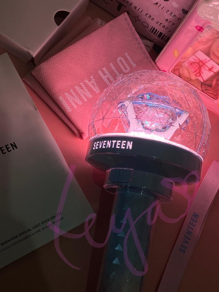 shwatiger's tweet photo. wts seventeen lightstick caratbong ver 3 10th anniversary

750,000

📍 dom jatim
✅ pack + by shopee only

nb ; termasuk new karena blm perna dipake ngonser samsek (alias ngendok didalem box aja)

want to sell carbong anniv svt ls light stick https://t.co/nOCEKITWST