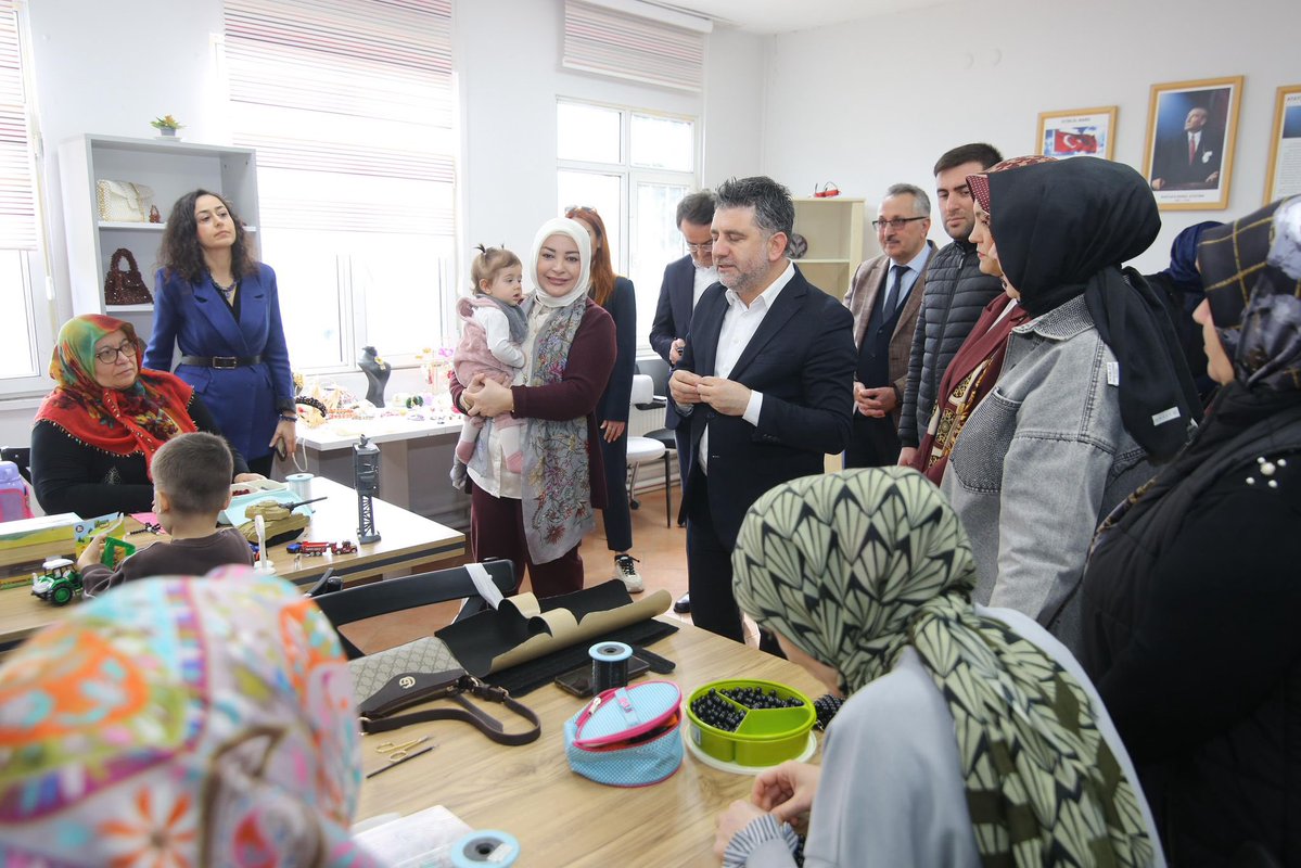 📍Söğütlü’deyiz.

AK Parti İl Başkan Yardımcımız Enver Tok, İlçe Başkanımız Suat Dirhemci, Söğütlü Belediye Başkanımız Selçuk Kurt ve teşkilat mensuplarımız ile birlikte Halk Eğitim Merkezimizi ziyaret ettik.

Halk Eğitim Merkezlerimizi, özellikle kadınlar için meslekî tecrübe