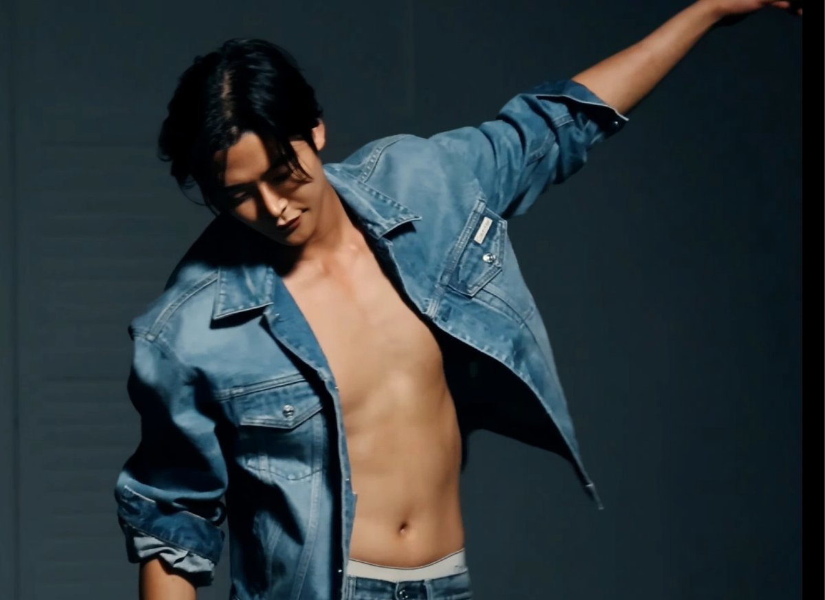 今夜はCKロウンさんに浸って
寝ま～す😆💓💓💓
手の動きとシルエットが本当に
美しいね～😌💕

今日も幸せな一日をありがとう😊
ロウンさんに会える日が待ち遠し
いよ～😌💕
どうかロウンさんの明日も幸せな
一日であります様に❣️
オヤスミナサイ ღ˘◡˘ற♡⁎*

#ROWOON #ロウン #로운 
#김석우