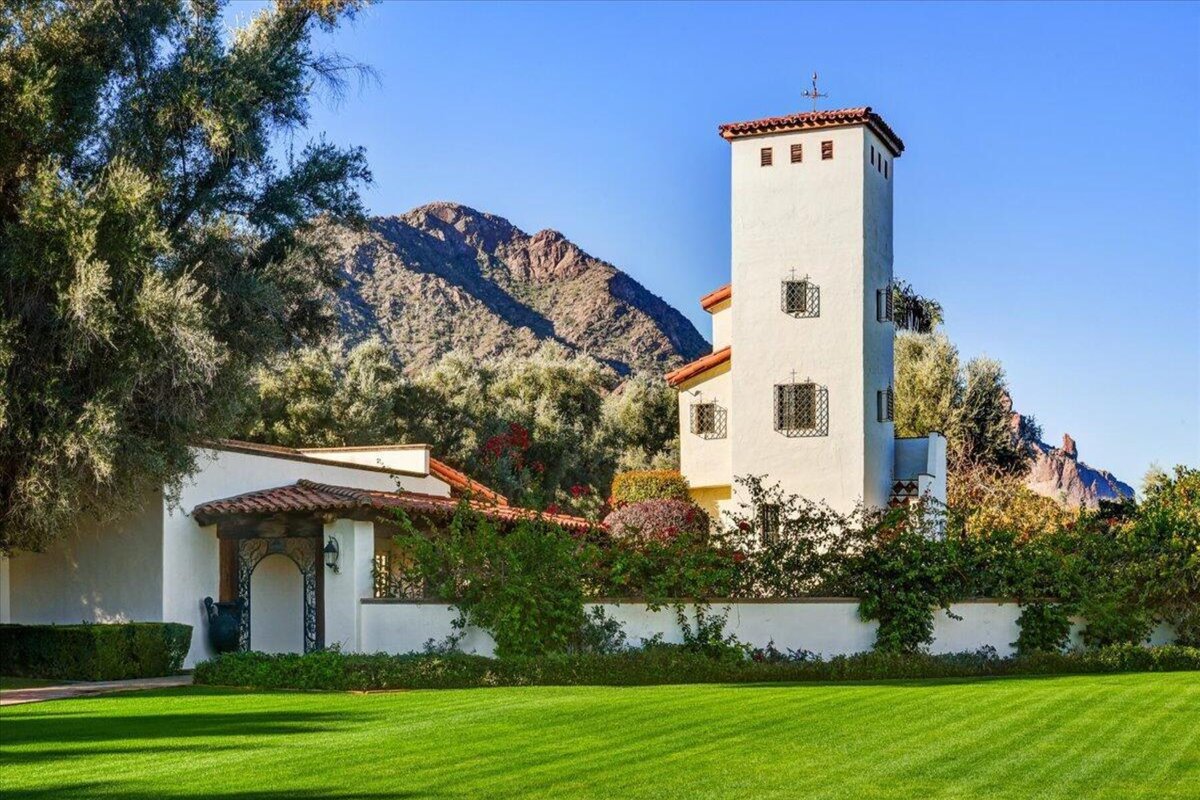 sothebysrealty's tweet photo. Mediterranean-inspired elegance meets desert luxury in this rare Paradise Valley compound, with dramatic wood detailing and lush, sun-soaked grounds.

Extraordinary property of the day represented by Russ Lyon Sotheby's International Realty. https://t.co/cbhTdf3ONF https://t.co/ZN8WArrmQJ