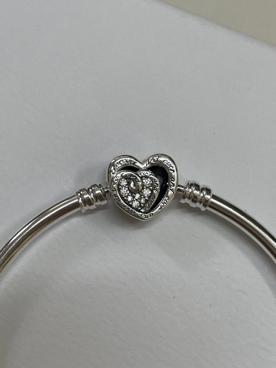 Papololy_'s tweet photo. Pandora ของใหม่ พร้อมส่ง!! 💖 ของแท้ 100% 
กำไล size 17 เหมาะกับข้อมือ 15-16 cm ค่า ที่ช้อปตอนนี้ 3,000++น้า
ราคารวมส่ง ไม่รวมกล่อง
📲 สอบถาม-สั่งซื้อ https://t.co/600GziG13n
#pandorathailand #ส่งต่อpandora #pandoraพร้อมส่ง #pandoraแท้ #pandorath #แพนโดร่า #ส่งต่อแพนโดร่า https://t.co/sgUllX6TsT