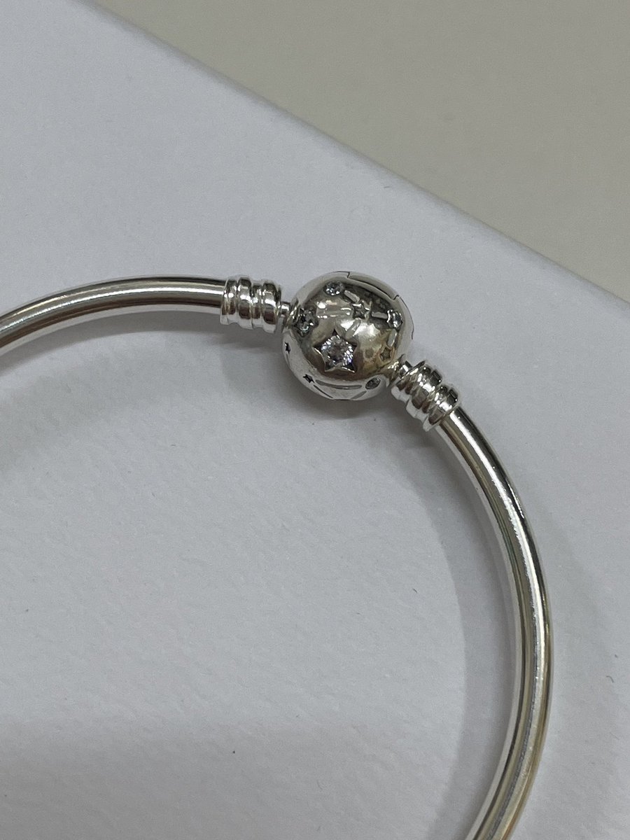 Papololy_'s tweet photo. Pandora ของใหม่ พร้อมส่ง!! 💖 ของแท้ 100% 
กำไล size 17 เหมาะกับข้อมือ 15-16 cm ค่า ที่ช้อปตอนนี้ 3,000++น้า
ราคารวมส่ง ไม่รวมกล่อง
📲 สอบถาม-สั่งซื้อ https://t.co/600GziG13n
#pandorathailand #ส่งต่อpandora #pandoraพร้อมส่ง #pandoraแท้ #pandorath #แพนโดร่า #ส่งต่อแพนโดร่า https://t.co/sgUllX6TsT