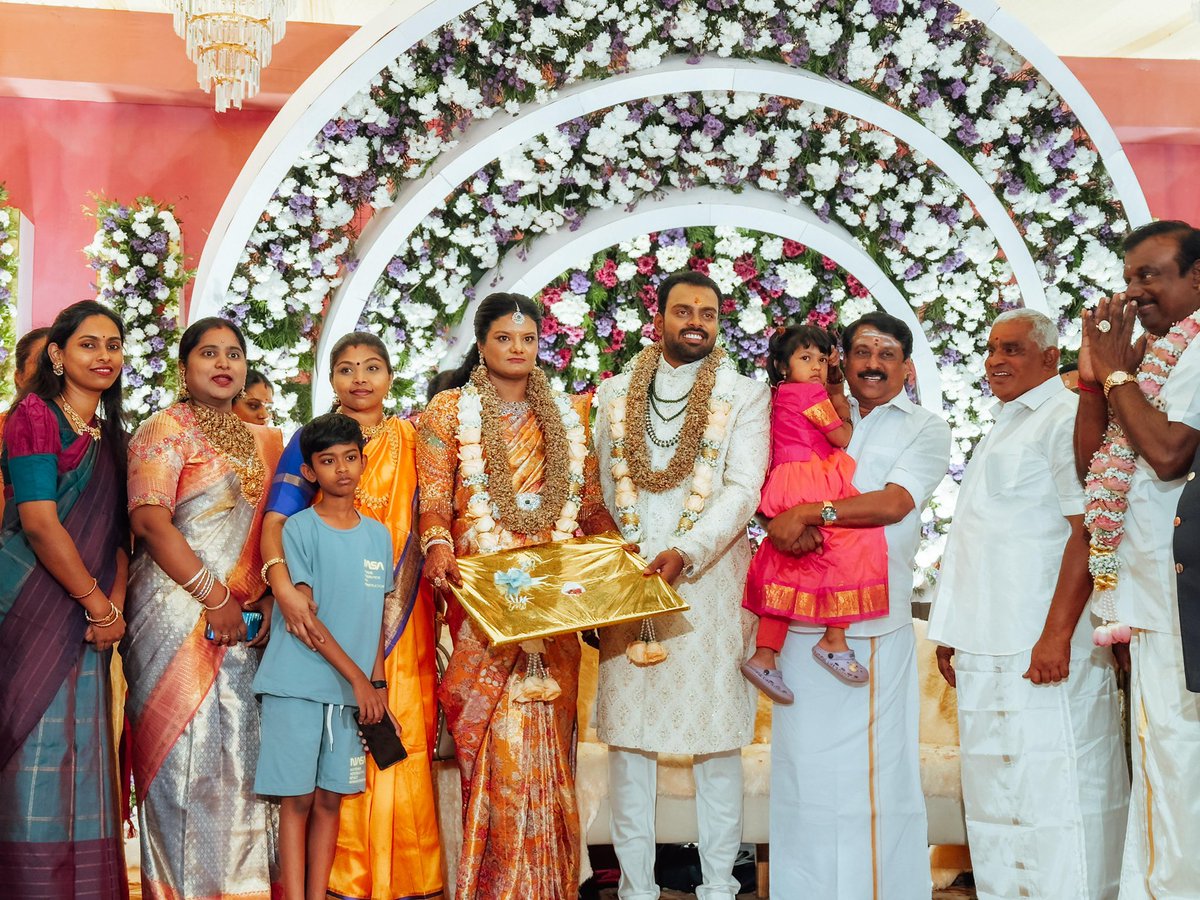 NainarBJP's tweet photo. இன்றைய தினம் திருநெல்வேலியில் நடைபெற்ற திருநிறைச்செல்வன் சக்திவேல் மருது உடையார் மற்றும் திருநிறைச்செல்வி செல்வகீர்த்திகா ஆகியோரின் திருமண நிச்சயதார்த்த விழாவில் கலந்து கொண்டு இருவரையும் வாழ்த்தி ஆசீர்வதித்தேன். https://t.co/7Z7JUXjv5S