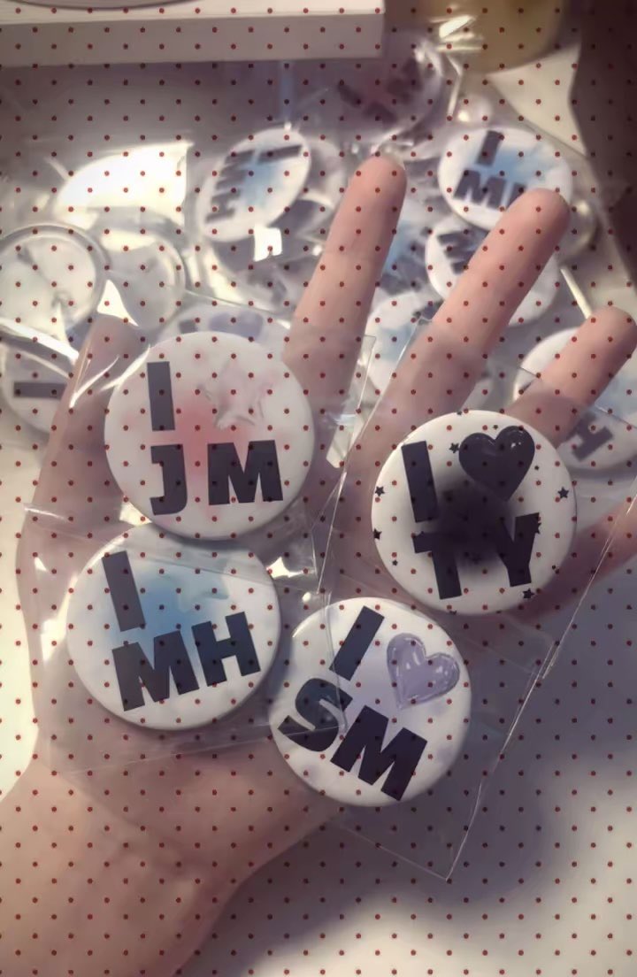 9jungmo0's tweet photo. 𝟸𝟶𝟸𝟼 ᴄʀᴀᴠɪᴛʏ ғᴀɴ-ᴄᴏɴ {ᴠɪᴛʏ ғᴇsᴛᴀ}
       아크릴 키링 &amp; 캔뱃지 나눔

-날짜: 막콘 2/8
-수량:  뱃지 40개 (멤버당 10개)
             키링 40개 (멤버당 20개)
-장소: 당일공지 

무인나눔 외에도 말걸어주시면 나눔 할게요!

많은 #RT 부탁드립니다💗 https://t.co/8RmIEC1OA7