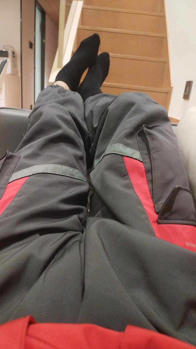 hey_jdl's tweet photo. 下班了，到家了，就想这样躺着，牛马好累，这个礼拜每天 40000 步起，我的回力解放鞋都磨平了，拼多多搞了双新的，送快递就是费鞋费袜子和费衣服，还好一年四季衣服公司有的发 https://t.co/mBbUmUCsDW