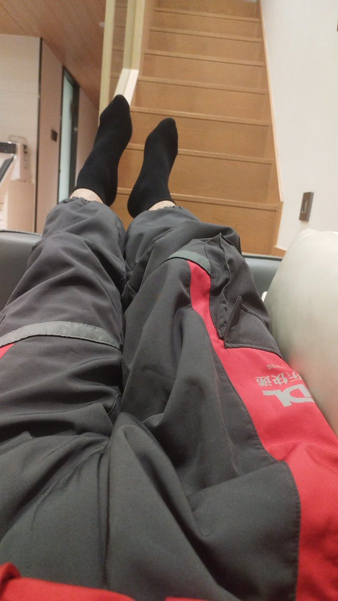 hey_jdl's tweet photo. 下班了，到家了，就想这样躺着，牛马好累，这个礼拜每天 40000 步起，我的回力解放鞋都磨平了，拼多多搞了双新的，送快递就是费鞋费袜子和费衣服，还好一年四季衣服公司有的发 https://t.co/mBbUmUCsDW
