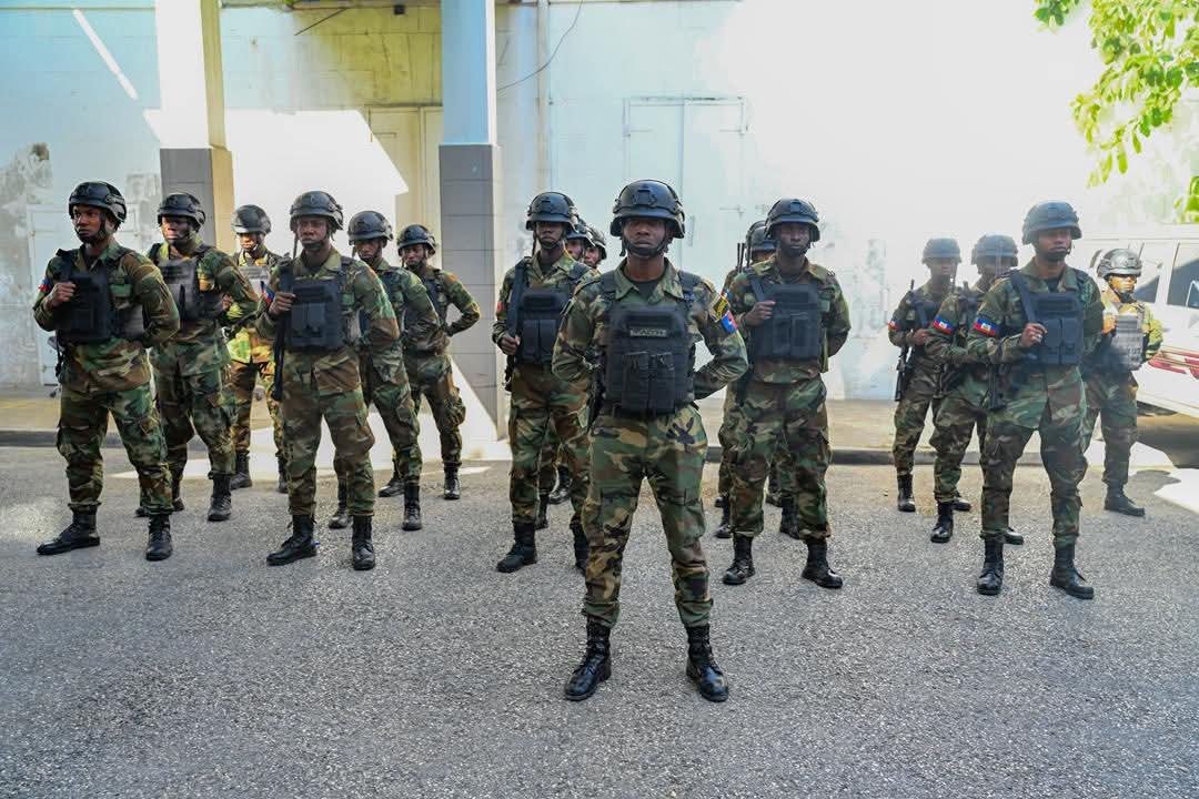 HT_DefenseObsvr's tweet photo. Où sont les Forces Armées d’Haïti (FAD'H) dans ces efforts? Ce sont les FAD'H qui sont sous la tutelle du MD, pas la PNH. 

You won't acknowledge the Haitian Armed Forces but you see the Ministry of Defense? How does that work? You can you support the Haitian people without supporting the Haitian military?

Menm la, Jean-Michel Moïse pap defann enterè Lame nou.