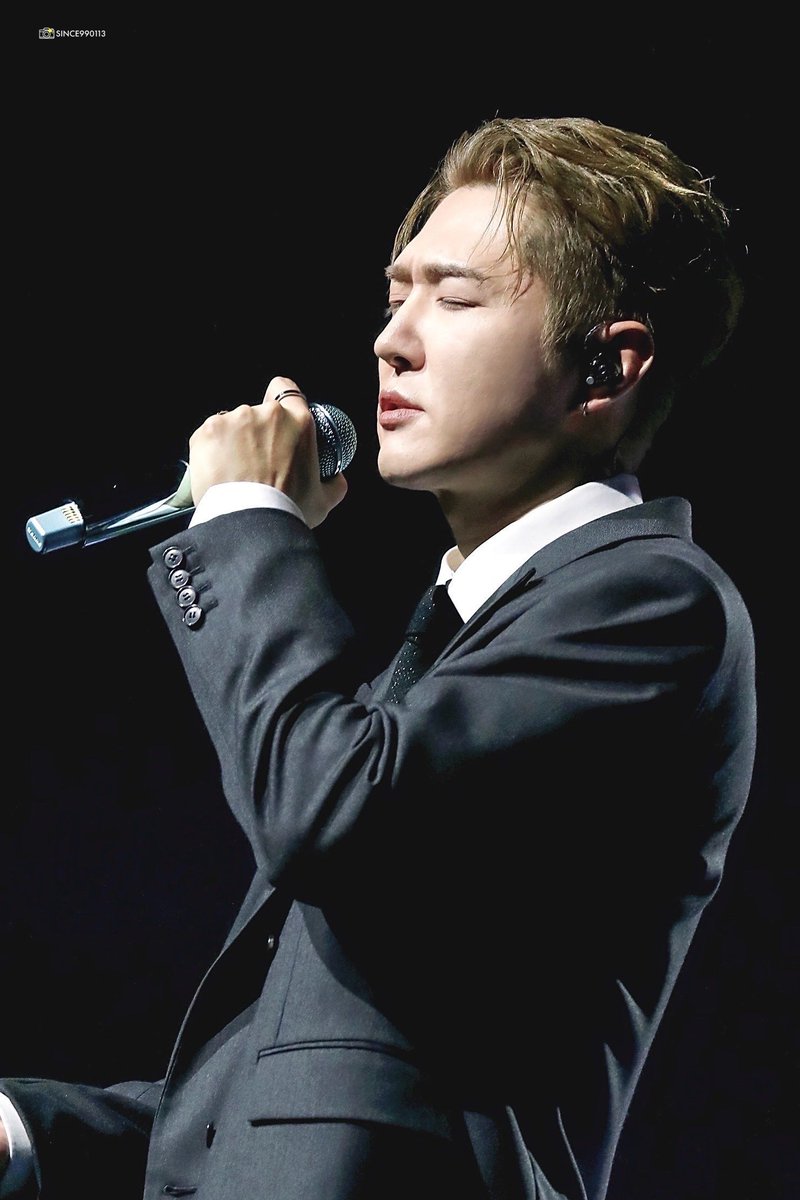 20251207 god CONCERT 
[ ICONIC BOX - 서울 Day3 ]

다른거 하러 갔다가 안덴이 발굴하기
막콘날은 귀걸이도 하고 와서 덕후는 더 설레이지☺️
#지오디 #안데니