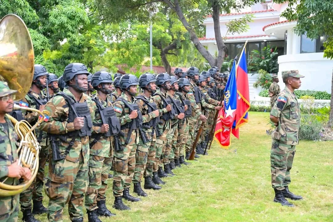 HT_DefenseObsvr's tweet photo. Où sont les Forces Armées d’Haïti (FAD'H) dans ces efforts? Ce sont les FAD'H qui sont sous la tutelle du MD, pas la PNH. 

You won't acknowledge the Haitian Armed Forces but you see the Ministry of Defense? How does that work? You can you support the Haitian people without supporting the Haitian military?

Menm la, Jean-Michel Moïse pap defann enterè Lame nou.