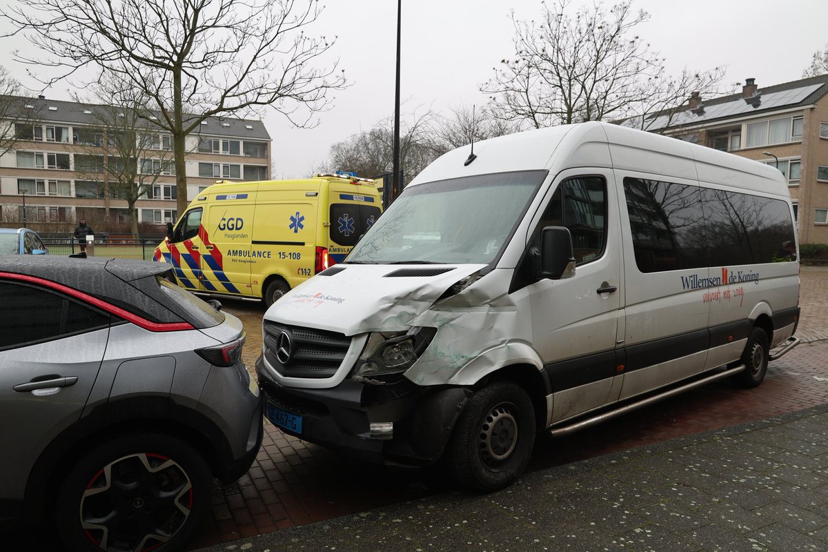 112 melding Taxibusje botst tegen geparkeerde voertuigen in Rijswijk