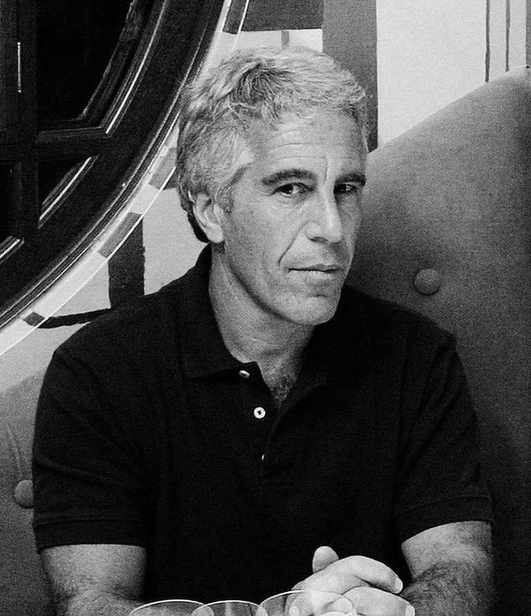 FrenchRapUS's tweet photo. 🚨 SURRÉALISTE ! 

Jeffrey Epstein avait projetait de créer une « super-race humaine » à partir de son propre ADN 😳

Il espérait faire naître cette race en fécondant des centaines de femmes dans un ranch grâce au génie génétique et l’IA. https://t.co/8afnizsNjV