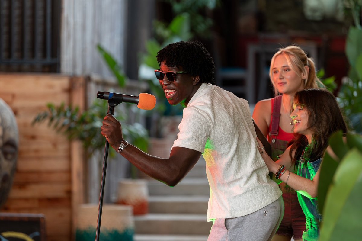 hermionestacos's tweet image. He was having a ball with the huzz 😭😭