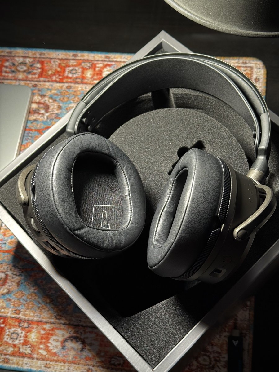 KayanTwit's tweet photo. @Audeze Just got my #Audeze #Maxwell2 and I LOVE IT 😍 coming from the OG Maxwell. This bad boy is better in every way especially after the latest update. The Mic is Top 3 and I also had the #Astro #A50x.

Side tone and noise canceling mic 10/10 boys👌🏻. https://t.co/H5kRFDGhAN